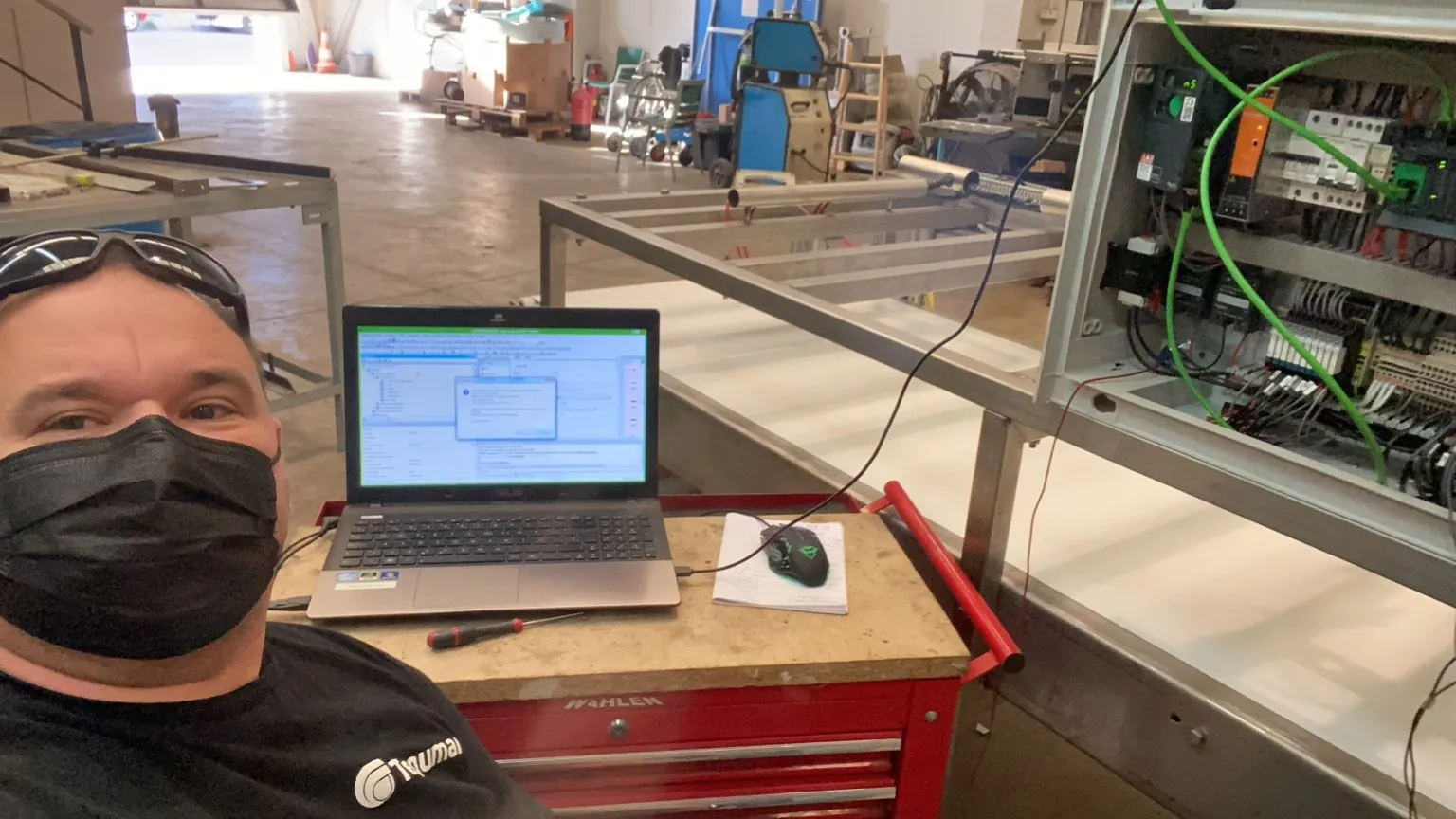 Técnico de Tegumar trabajando sobre automatización industrial